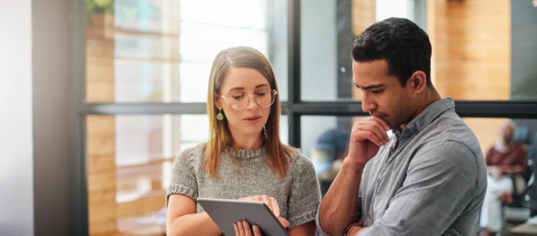 Personen in konzentrierter Gesprächssituation während eines Trainings