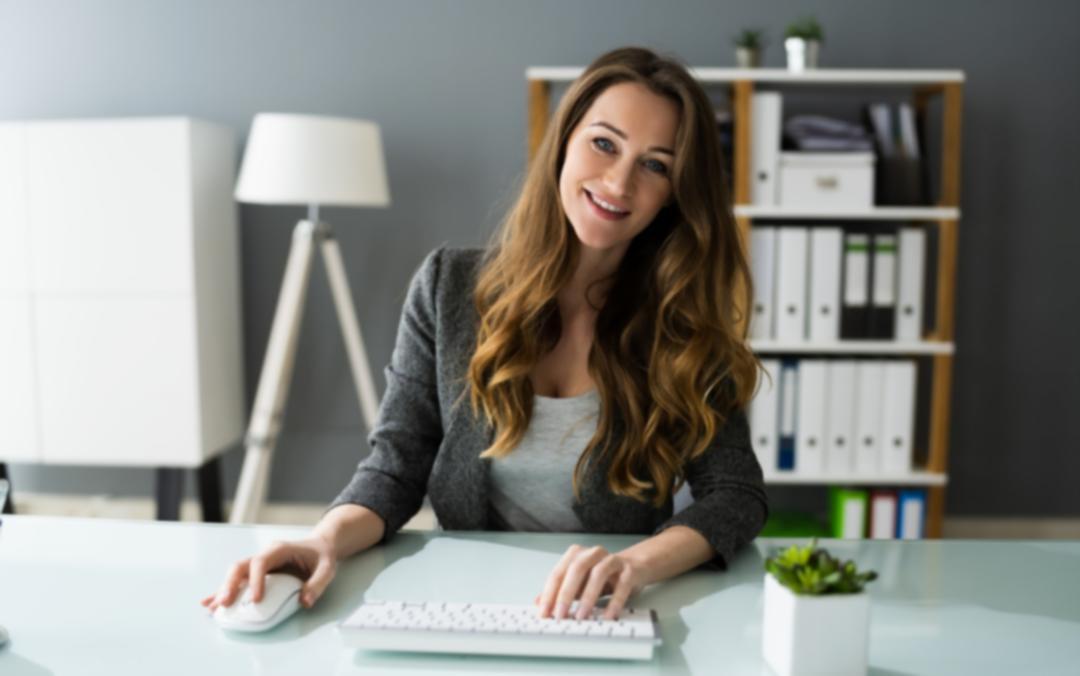 Kleine Gruppe bei einer gemeinsamen Reflexionsrunde