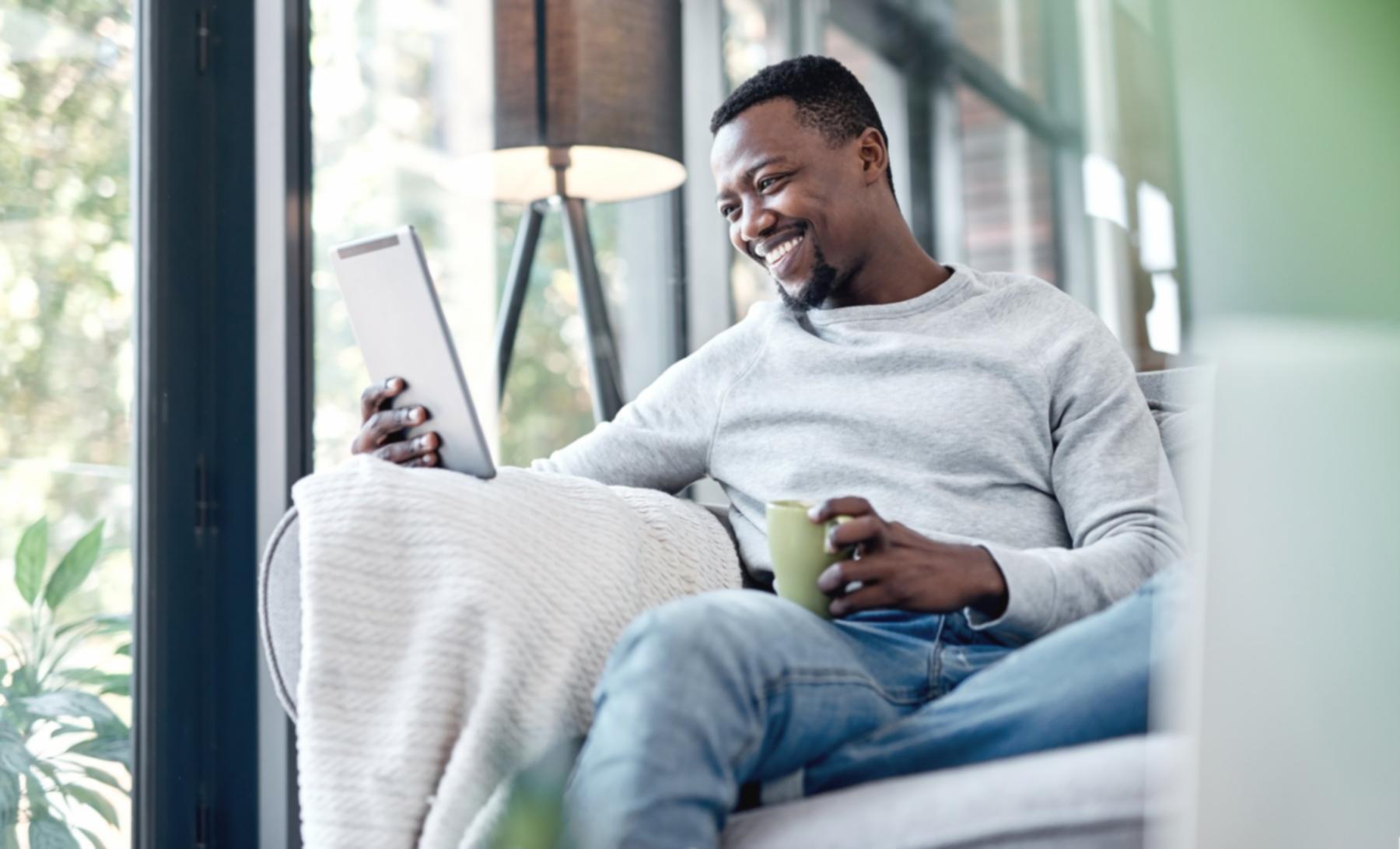 Teilnehmer bei einer Übung zum konzentrierten Zuhören in ruhiger Umgebung